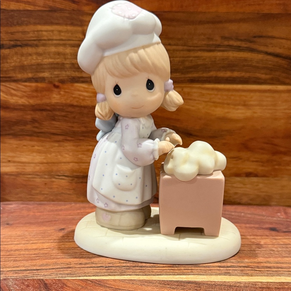 Precious Moments “We Knead You Grandma” 679844